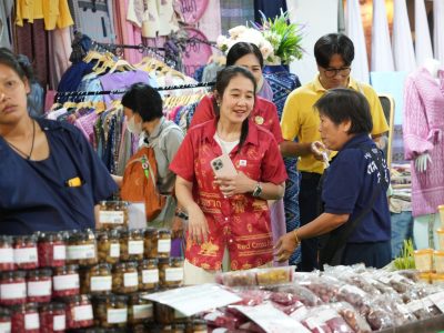 นายกสมาคมแม่บ้านมหาดไทย เยี่ยมชมและให้กำลังใจผู้ผลิต ผู้ประกอบการ OTOP ภายในงานกาชาดประจำปี พ.ศ. 2567