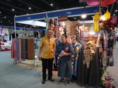 รองอธิบดี พช. เยี่ยมชมงาน และให้กำลังใจผู้ประกอบการในงาน “OTOP City 2024 Happy Market มอบความสุข ด้วยของขวัญล้ำค่า จากภูมิปัญญาไทย”