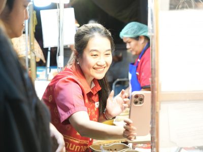 นายกสมาคมแม่บ้านมหาดไทย เยี่ยมชมและให้กำลังใจผู้ผลิต ผู้ประกอบการ OTOP ภายในงานกาชาดประจำปี พ.ศ. 2567