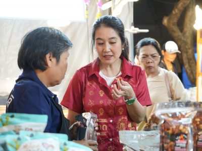 นายกสมาคมแม่บ้านมหาดไทย เยี่ยมชมและให้กำลังใจผู้ผลิต ผู้ประกอบการ OTOP ภายในงานกาชาดประจำปี พ.ศ. 2567