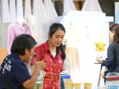 นายกสมาคมแม่บ้านมหาดไทย เยี่ยมชมและให้กำลังใจผู้ผลิต ผู้ประกอบการ OTOP ภายในงานกาชาดประจำปี พ.ศ. 2567