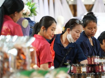 นายกสมาคมแม่บ้านมหาดไทย เยี่ยมชมและให้กำลังใจผู้ผลิต ผู้ประกอบการ OTOP ภายในงานกาชาดประจำปี พ.ศ. 2567