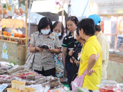 ร้านกาชาด พช. สวนลุมพินีคึกคัก นำ OTOP เด่นดังมาให้ท่านได้ชม ชิม ช้อป อย่างจุใจ