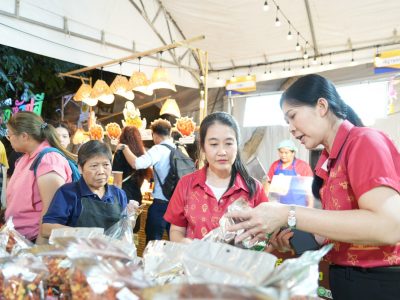 นายกสมาคมแม่บ้านมหาดไทย เยี่ยมชมและให้กำลังใจผู้ผลิต ผู้ประกอบการ OTOP ภายในงานกาชาดประจำปี พ.ศ. 2567